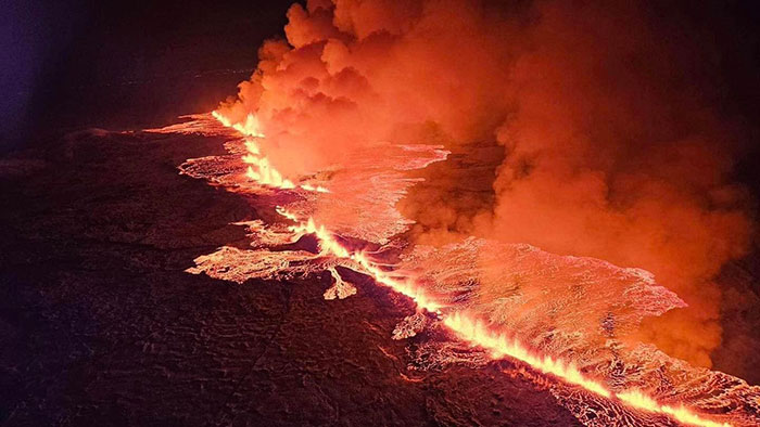Thrill-Seekers Disregard Warnings, Flock to Iceland&rsquo;s Erupting Volcano Site
