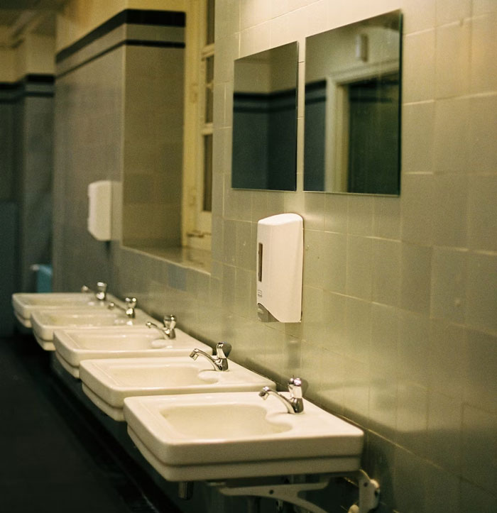 30 Infamous Workplace Scandals That Made For A Spicy Workday