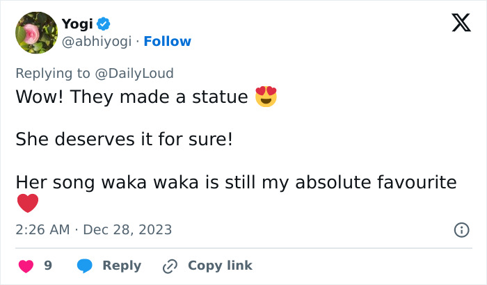 Tweet reacting to Shakira's statue unveiling in Colombia, expressing admiration and mentioning her song "Waka Waka.