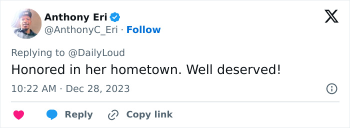 Tweet praising Shakira's statue in Colombia, calling it well-deserved recognition.