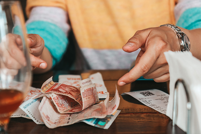 Woman Refuses To Let BF Pretend He Paid For Dinner To 'Save Face', Asks If She Was Wrong Woman Refuses To Let BF Pretend He Paid For Dinner To 'Save Face', Asks If She Was Wrong