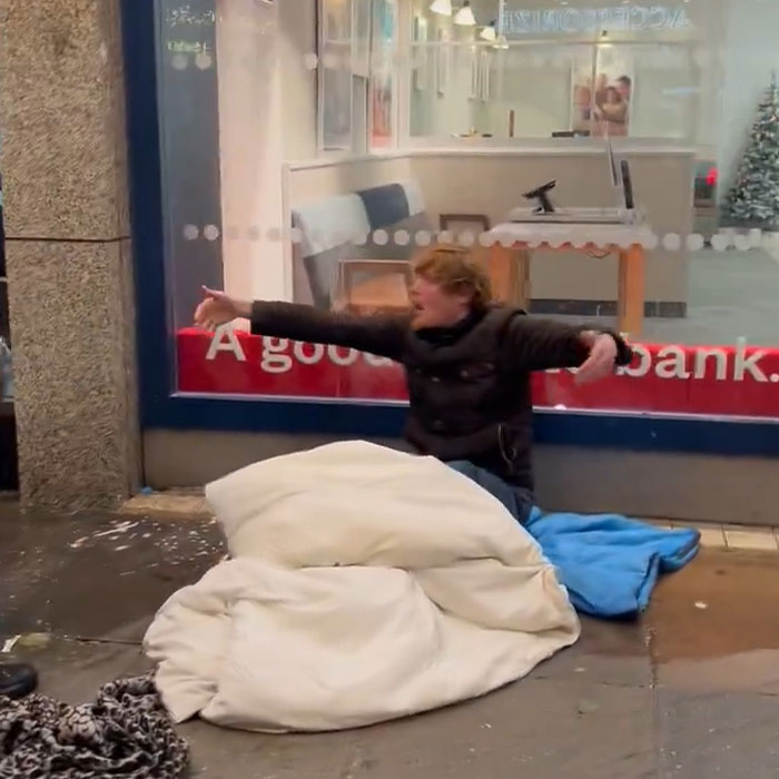 Homeless Man Who Had His “Bedding All Soaked” By McDonald’s Will Spend Christmas On The Streets Homeless Man Who Had His “Bedding All Soaked” By McDonald’s Will Spend Christmas On The Streets