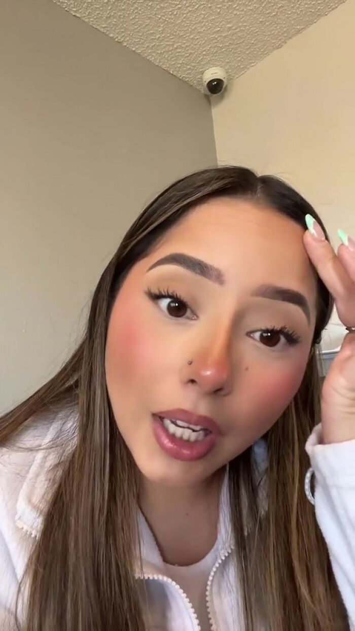 Woman Is Surprised Domino&rsquo;s Cashiers Earn $18/Hour, Realizes How Overworked And Underpaid She Is