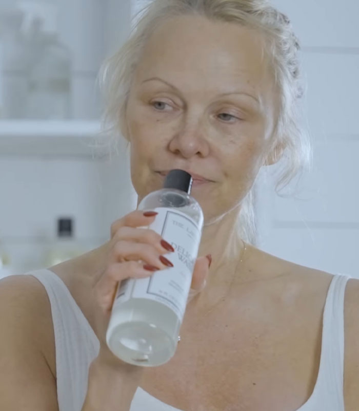 &ldquo;She Makes Laundry Beautiful&rdquo;: People React To Pamela Anderson&rsquo;s New Makeup-Free Detergent Ad