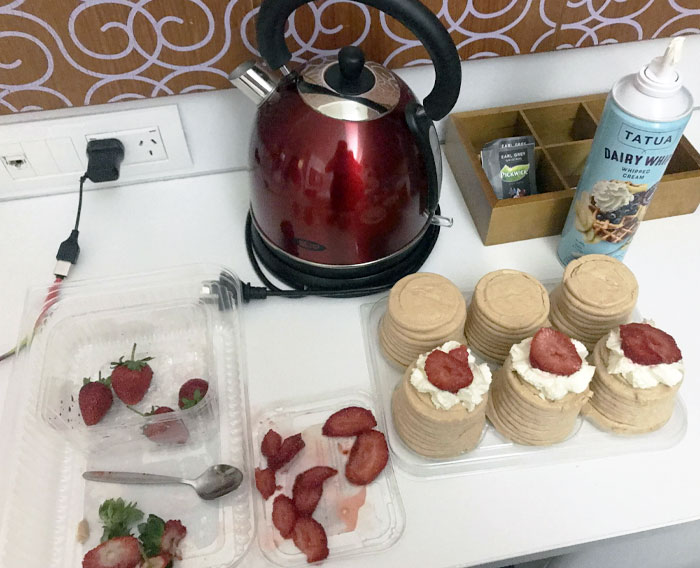 Mum Kicked Me Out Of The House This Week And Canceled Christmas. Here’s My Own Christmas Pavlova After Lamb Shanks At The Hotel I’m Staying