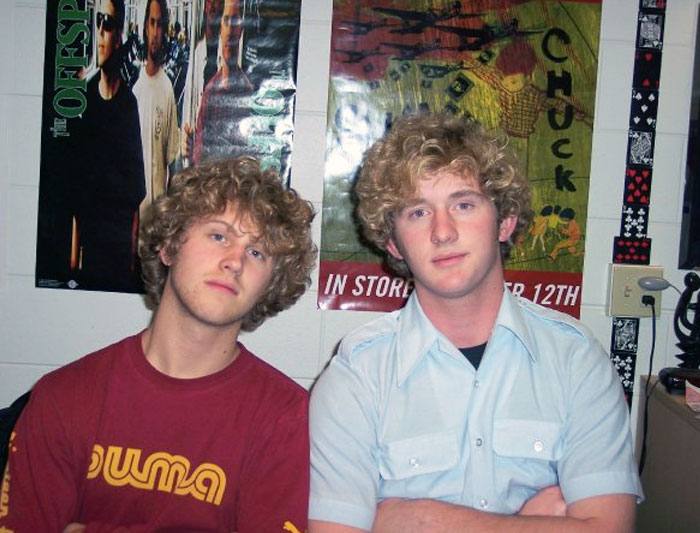 Cuando empecé la universidad, venían estudiantes que no conocía a hablarme y me llamaban Brian. Me llamo Josh. Al fin conocí a Brian y nos hicimos esta foto