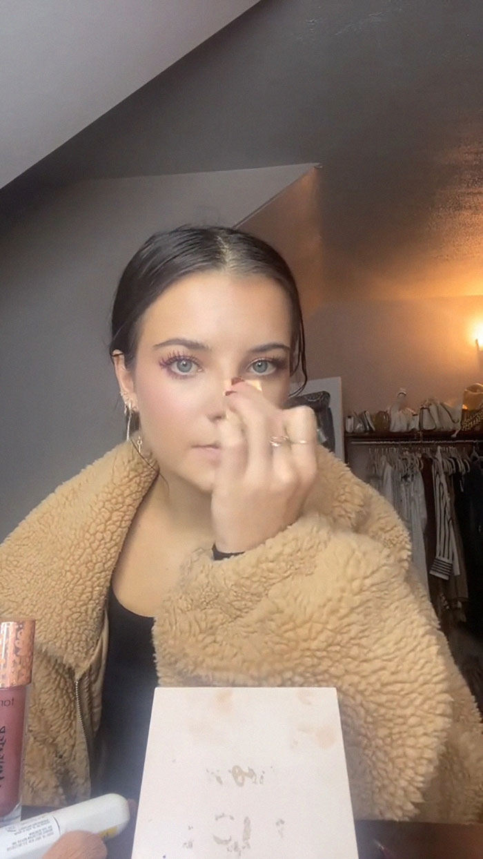Fans Urge Brooke Hyland To Seek Medical Care After Showing Her “Triangle Of Death” Pimple Fans Urge Brooke Hyland To Seek Medical Care After Showing Her “Triangle Of Death” Pimple
