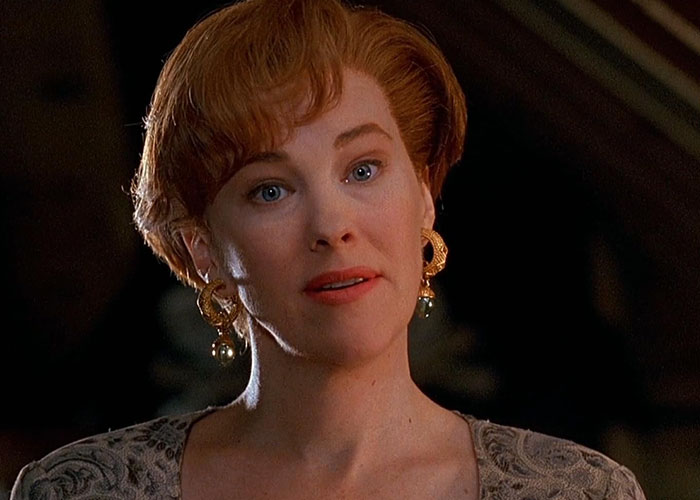 Catherine O'Hara as Kevin's mom in "Home Alone," wearing gold earrings with short red hair.