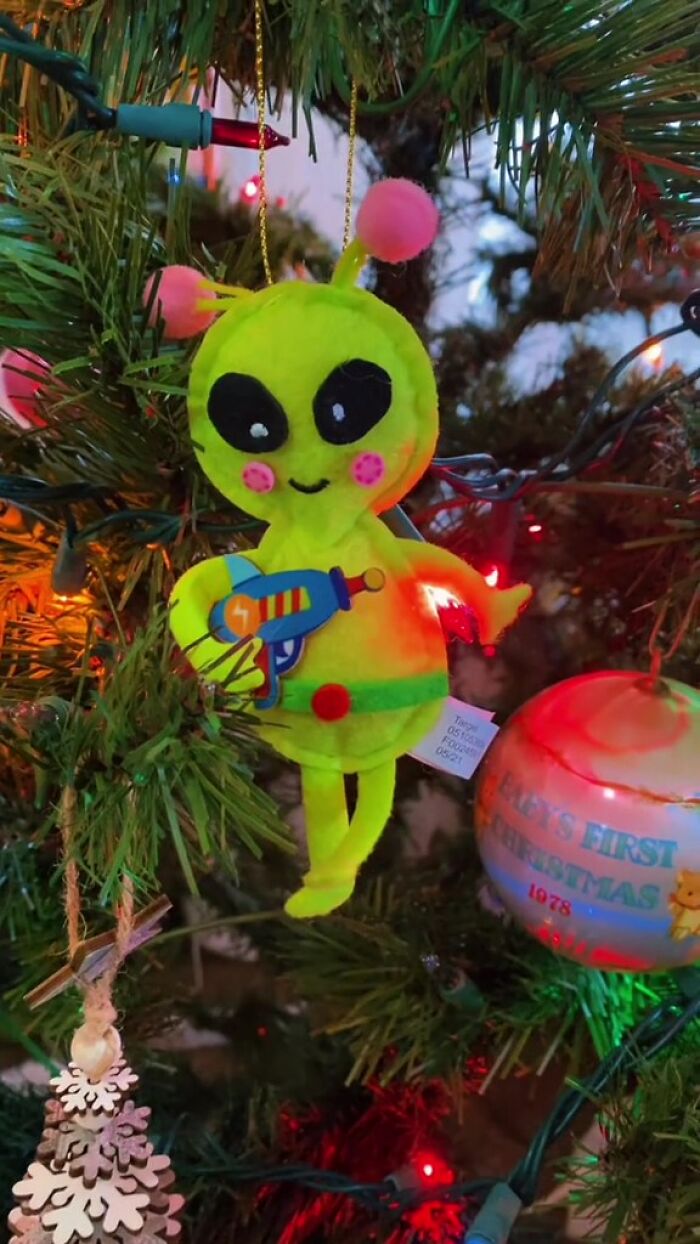 Man Calls Out “Boring” People Who Don’t Let Their Christmas Tree Be At Least A Little Bit Tacky Man Calls Out “Boring” People Who Don’t Let Their Christmas Tree Be At Least A Little Bit Tacky