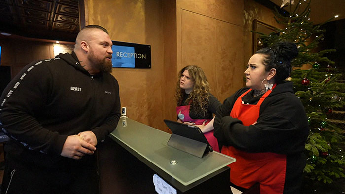 “We Got What We Paid For”: Man Spends The Night At Karen’s Hotel, Is Given Styrofoam Pillows “We Got What We Paid For”: Man Spends The Night At Karen’s Hotel, Is Given Styrofoam Pillows