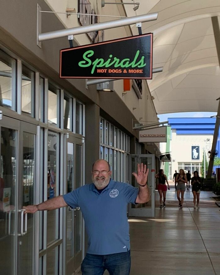 Heartbreaking Photo Of Restaurant Owner Looking Out The Window Goes Viral, Attracts Dozens Of Customers