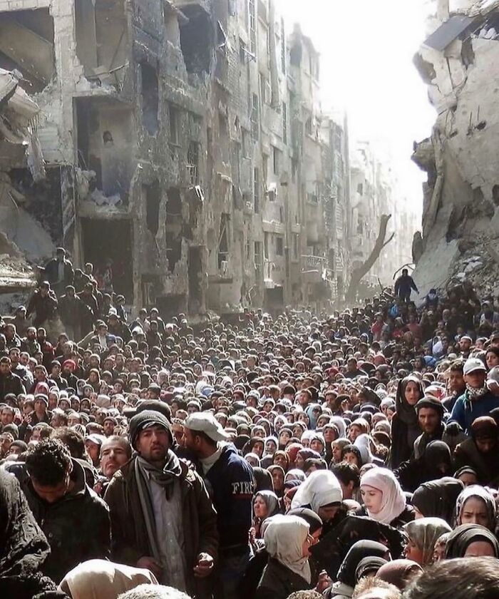 This Instagram Account Features Amusing Street Photographs And Has More Than 650 Thousand Followers (50 New Pics)