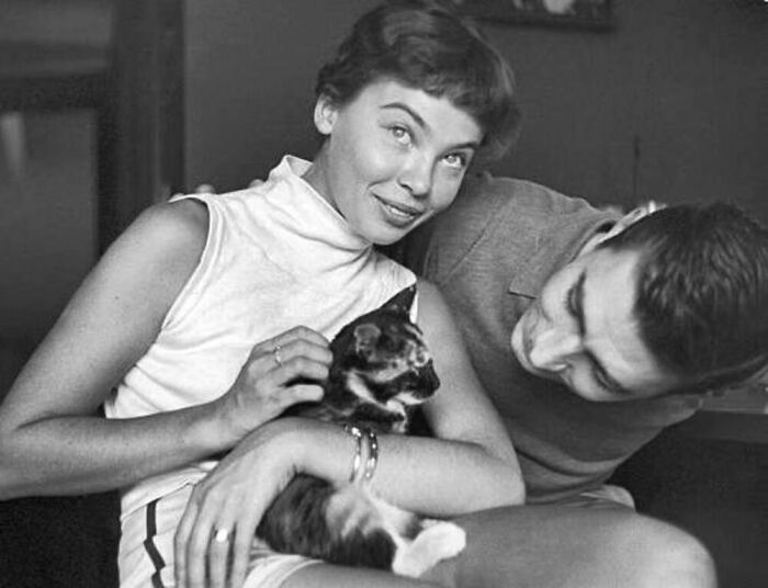 56 Vintage Photos Of Cats Posing With Famous People And Interesting Personalities (New Pics)