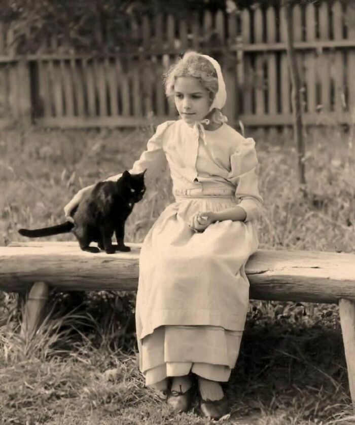 56 Vintage Photos Of Cats Posing With Famous People And Interesting Personalities (New Pics)