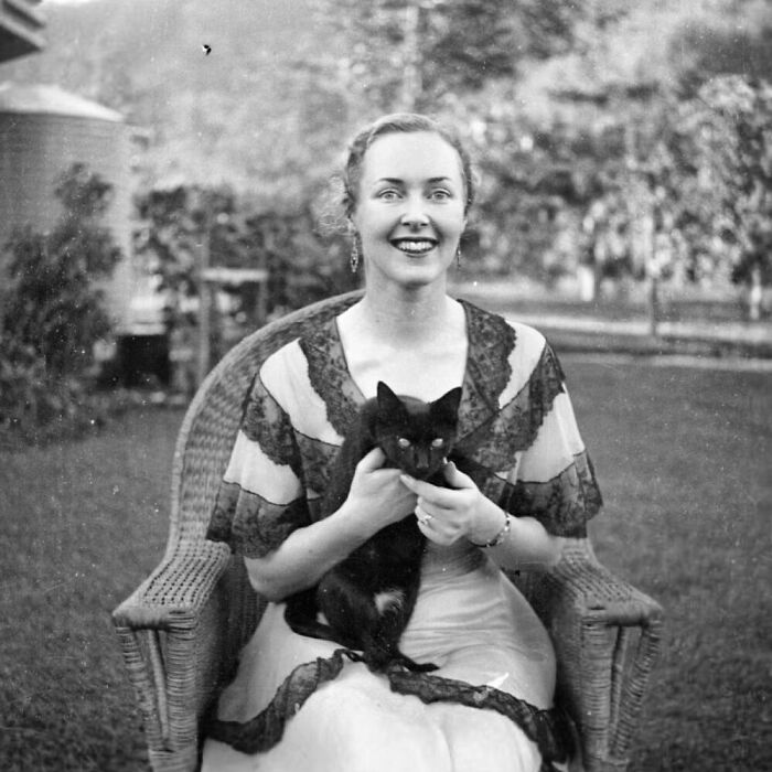 56 Vintage Photos Of Cats Posing With Famous People And Interesting Personalities (New Pics)