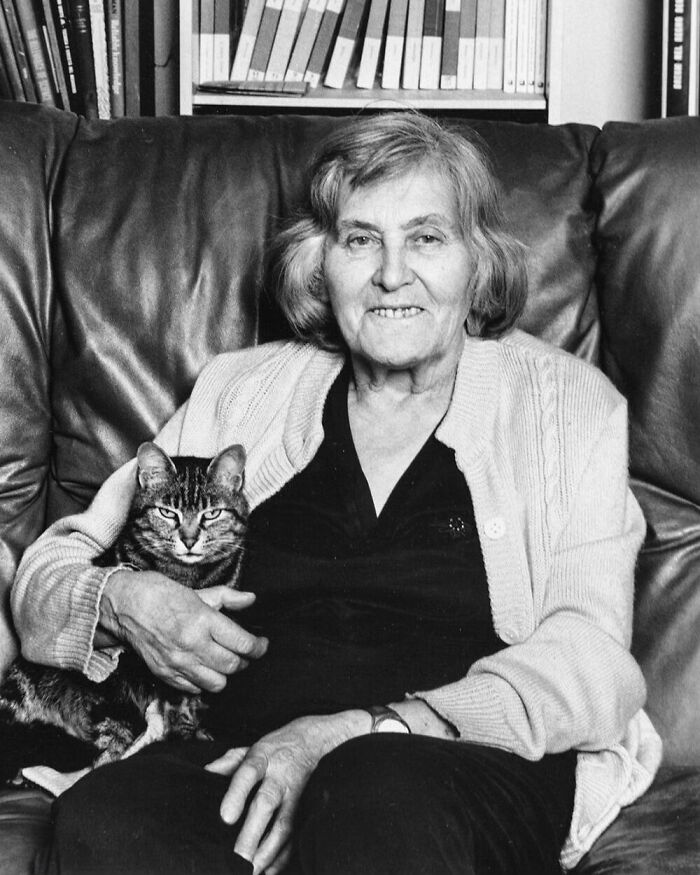 56 Vintage Photos Of Cats Posing With Famous People And Interesting Personalities (New Pics)