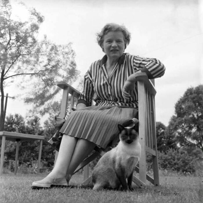 56 Vintage Photos Of Cats Posing With Famous People And Interesting Personalities (New Pics)