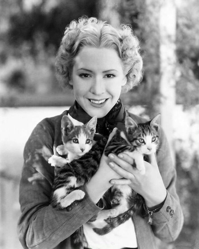 56 Vintage Photos Of Cats Posing With Famous People And Interesting Personalities (New Pics)