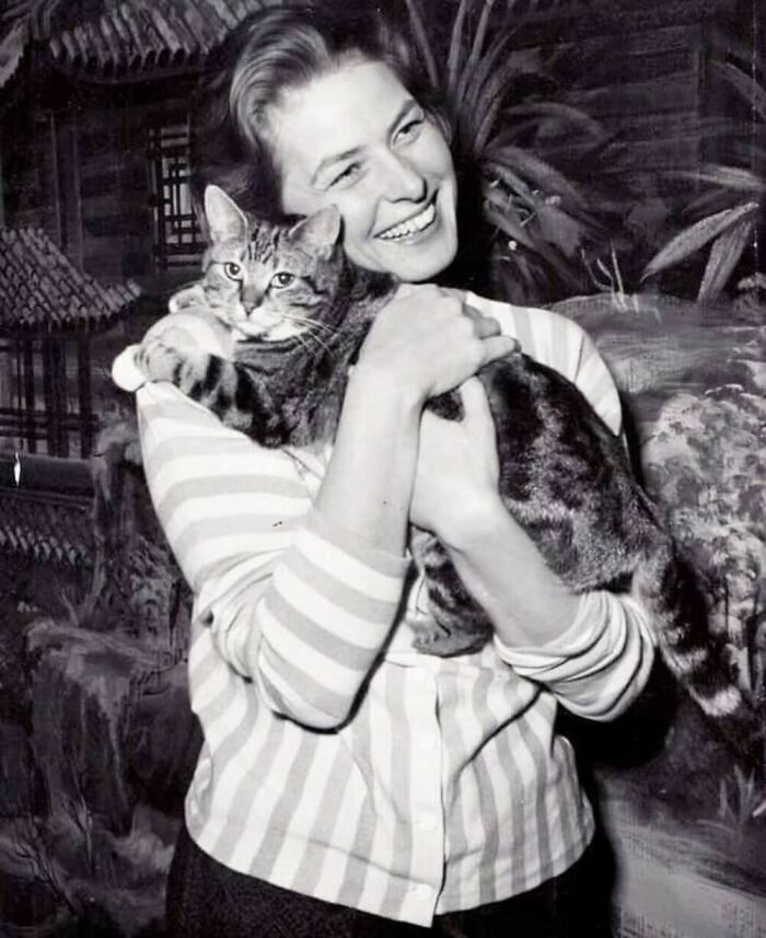 56 Vintage Photos Of Cats Posing With Famous People And Interesting Personalities (New Pics)