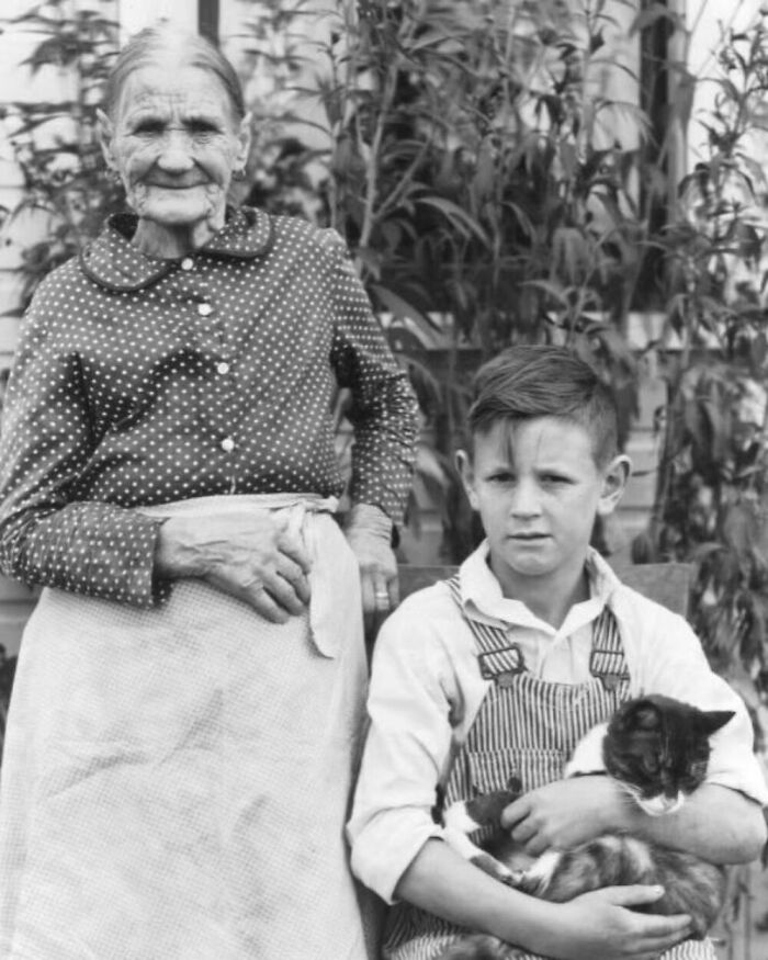 56 Vintage Photos Of Cats Posing With Famous People And Interesting Personalities (New Pics)