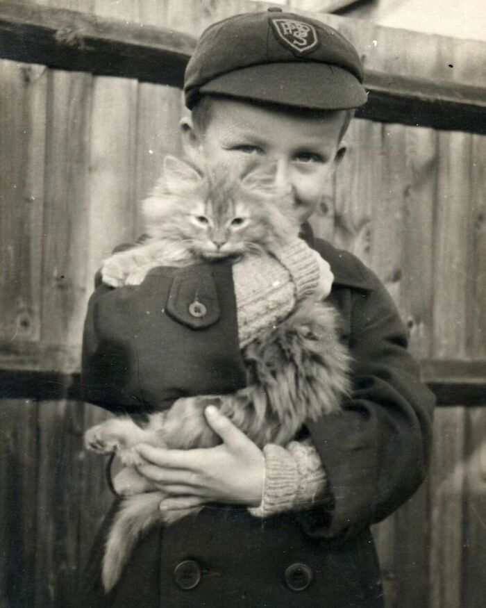 56 Vintage Photos Of Cats Posing With Famous People And Interesting Personalities (New Pics)