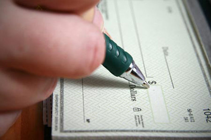 Man Pays For His GF&rsquo;s Trip, Finds Out She Cheated, Decides To Worry Her By Not Cashing Her Check