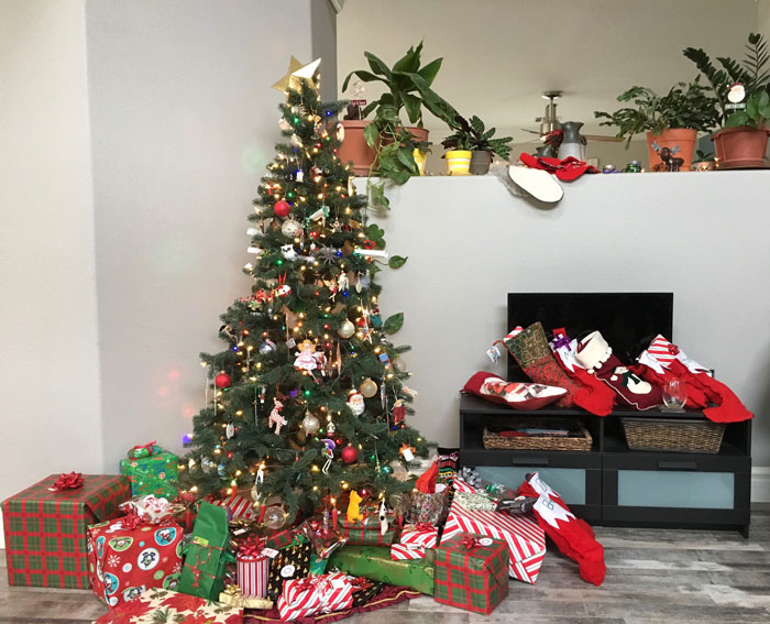 Man Weaponizes His Incompetence By Not Buying His Wife A Christmas Gift, She Plans On Leaving Him