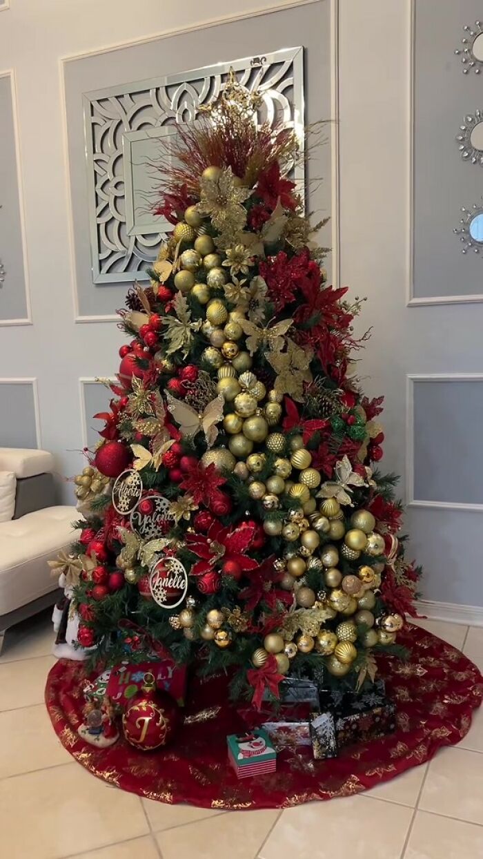 Man Calls Out “Boring” People Who Don’t Let Their Christmas Tree Be At Least A Little Bit Tacky Man Calls Out “Boring” People Who Don’t Let Their Christmas Tree Be At Least A Little Bit Tacky