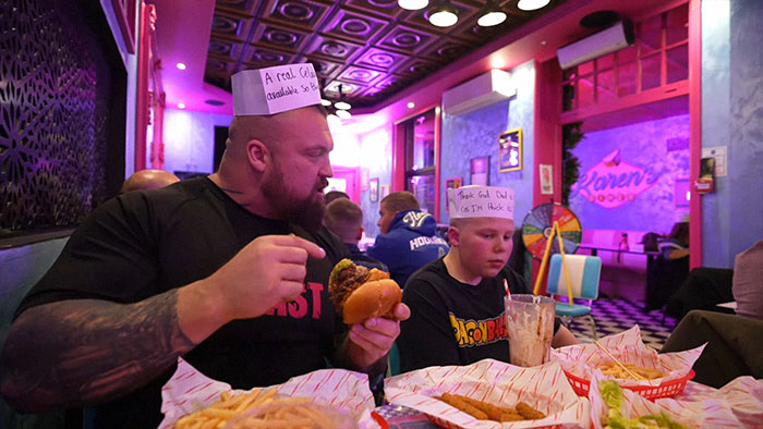 “We Got What We Paid For”: Man Spends The Night At Karen’s Hotel, Is Given Styrofoam Pillows “We Got What We Paid For”: Man Spends The Night At Karen’s Hotel, Is Given Styrofoam Pillows