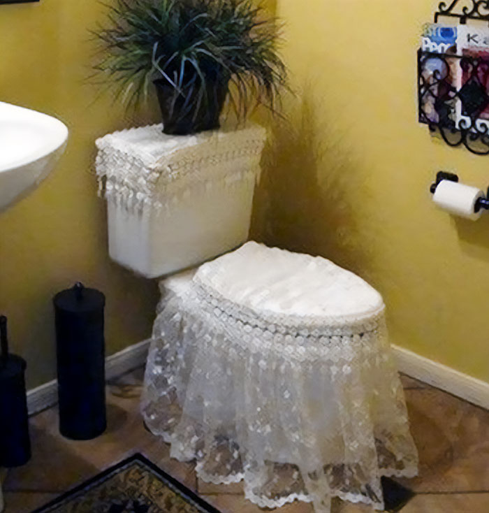 Creepy-Toilets-With-Threatening-Auras-Pics