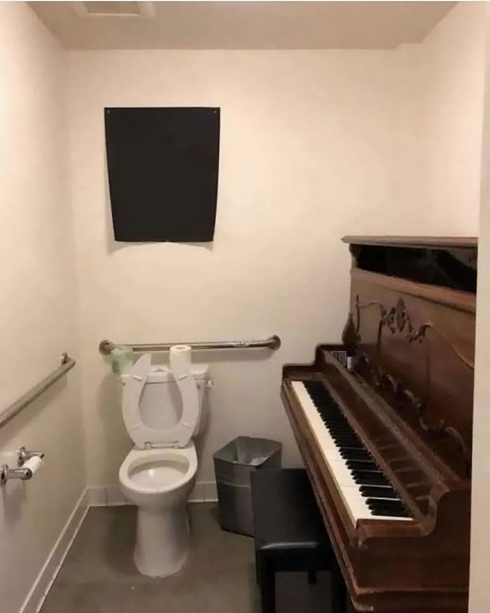 Creepy-Toilets-With-Threatening-Auras-Pics