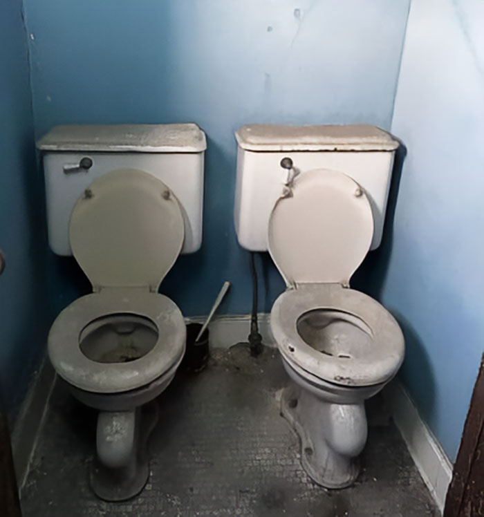 Creepy-Toilets-With-Threatening-Auras-Pics