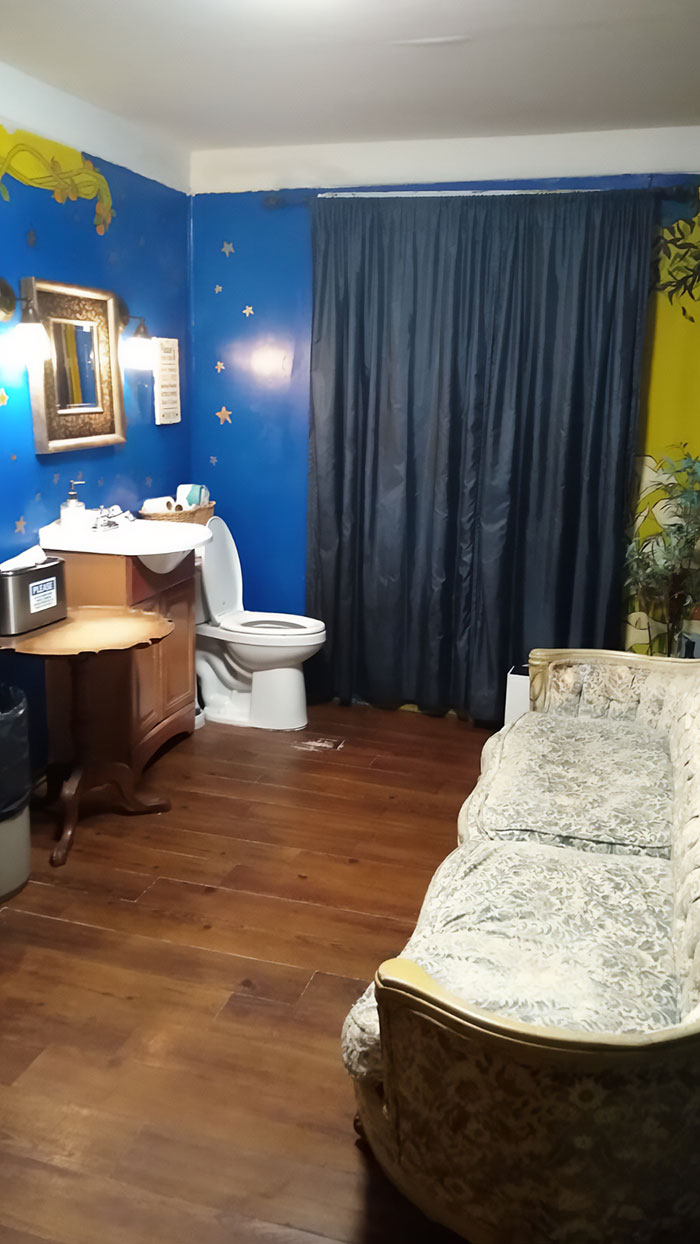 Creepy-Toilets-With-Threatening-Auras-Pics