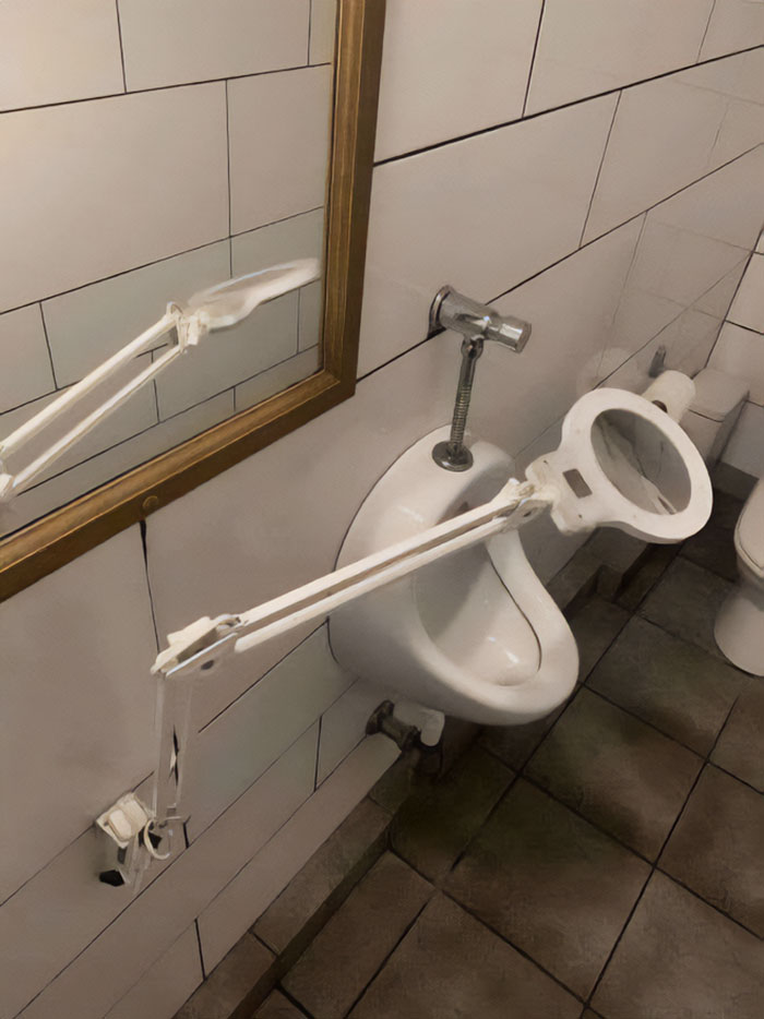 Creepy-Toilets-With-Threatening-Auras-Pics