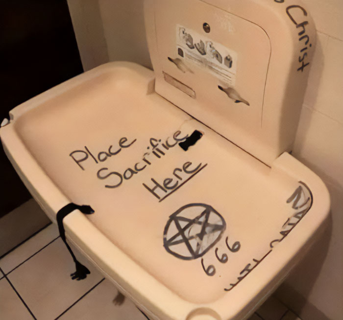 Creepy-Toilets-With-Threatening-Auras-Pics