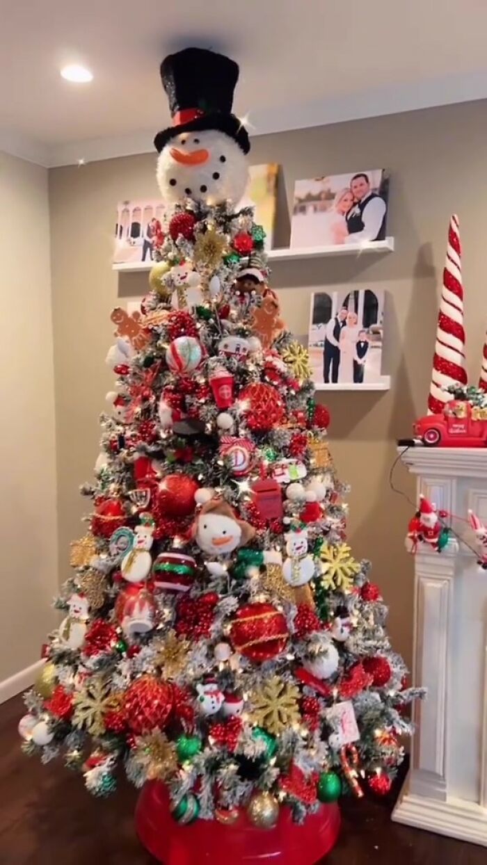 Man Calls Out “Boring” People Who Don’t Let Their Christmas Tree Be At Least A Little Bit Tacky Man Calls Out “Boring” People Who Don’t Let Their Christmas Tree Be At Least A Little Bit Tacky