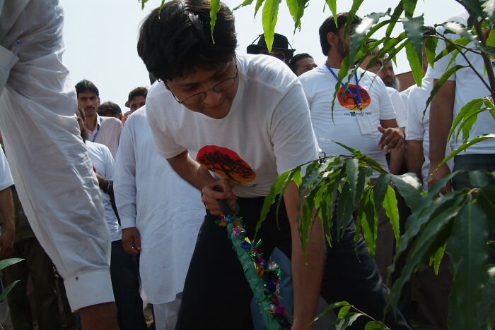 Someone Asked Which Millionaires And Billionaires The Internet Calls Decent And Got These 31 Answers