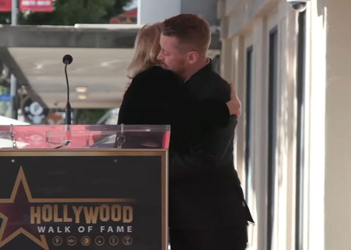 Kevin's mom from "Home Alone" hugs someone at Hollywood Walk of Fame ceremony.