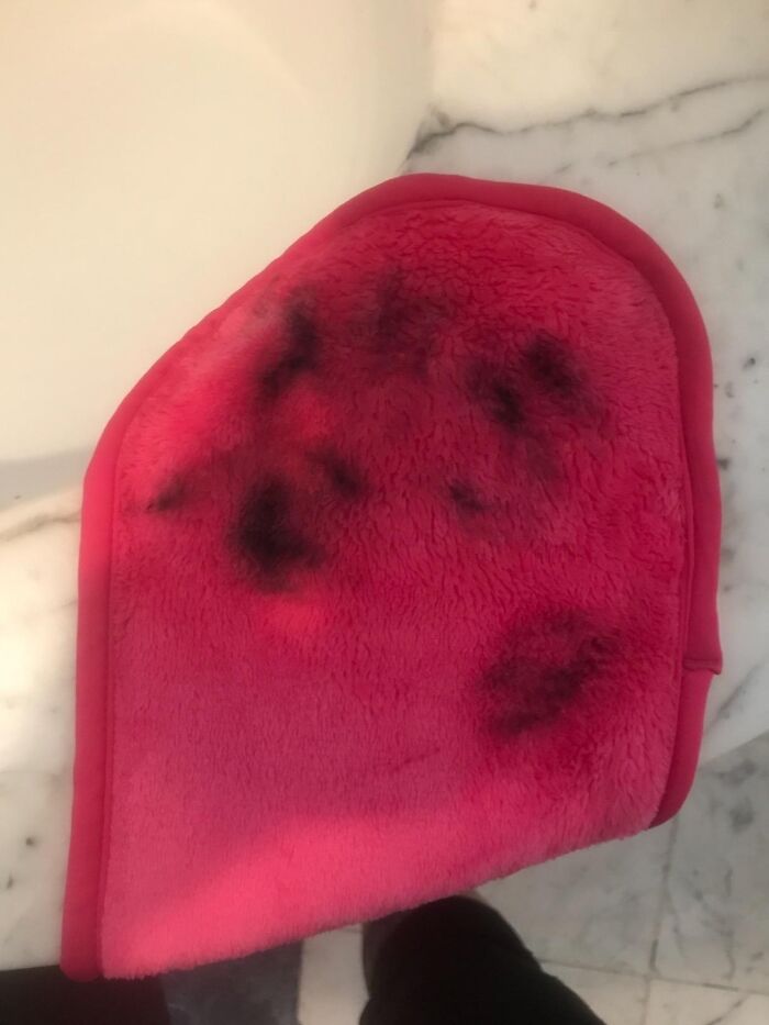  Reusable Makeup Eraser Is The Magic Wand That Makes Your Mistakes Disappear