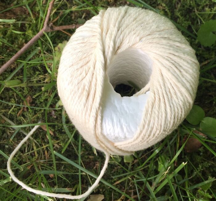 Este rollo de cordel es en realidad un molde de poliestireno con un poco de cordel envuelto a su alrededor