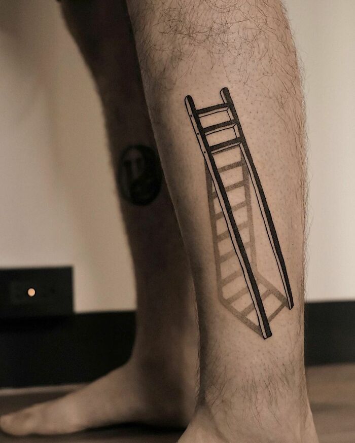 3D tattoo of a ladder creating an optical illusion on a person's leg.