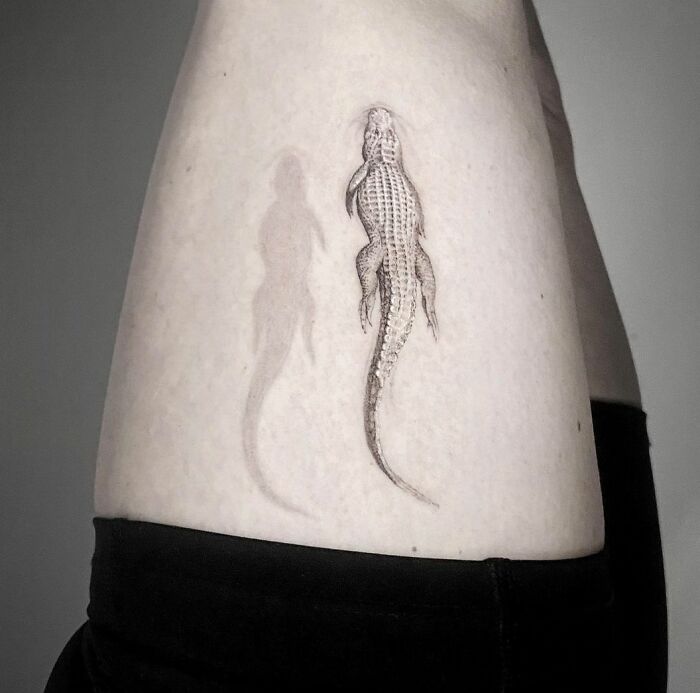 3D tattoo of a lizard with a shadow effect on skin, showcasing impressive tattoo artistry.