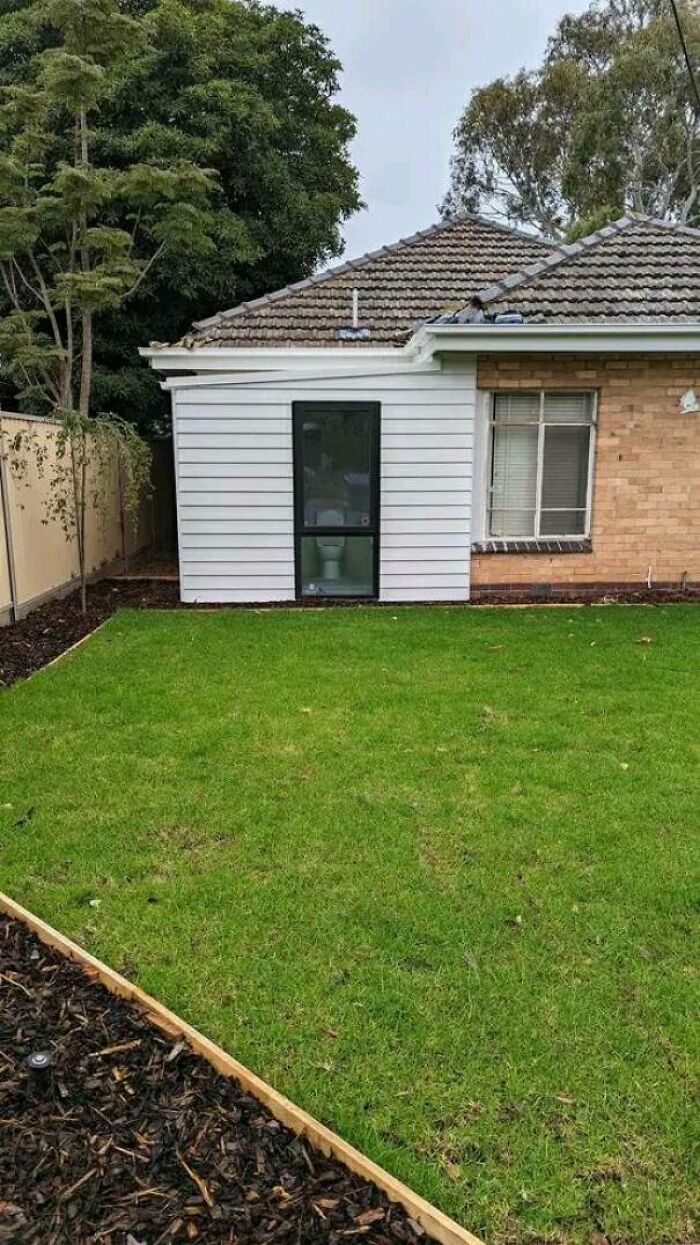 Creepy-Toilets-With-Threatening-Auras-Pics