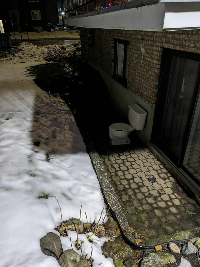 Creepy-Toilets-With-Threatening-Auras-Pics