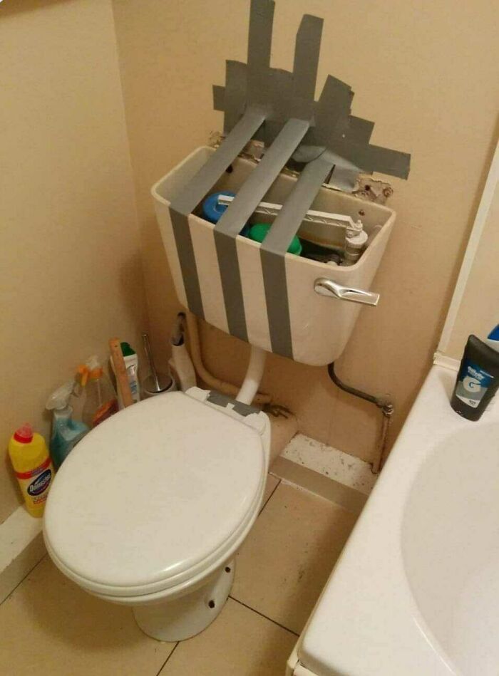 Creepy-Toilets-With-Threatening-Auras-Pics