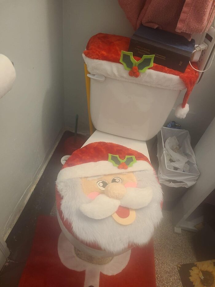 Creepy-Toilets-With-Threatening-Auras-Pics