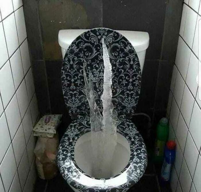 Creepy-Toilets-With-Threatening-Auras-Pics
