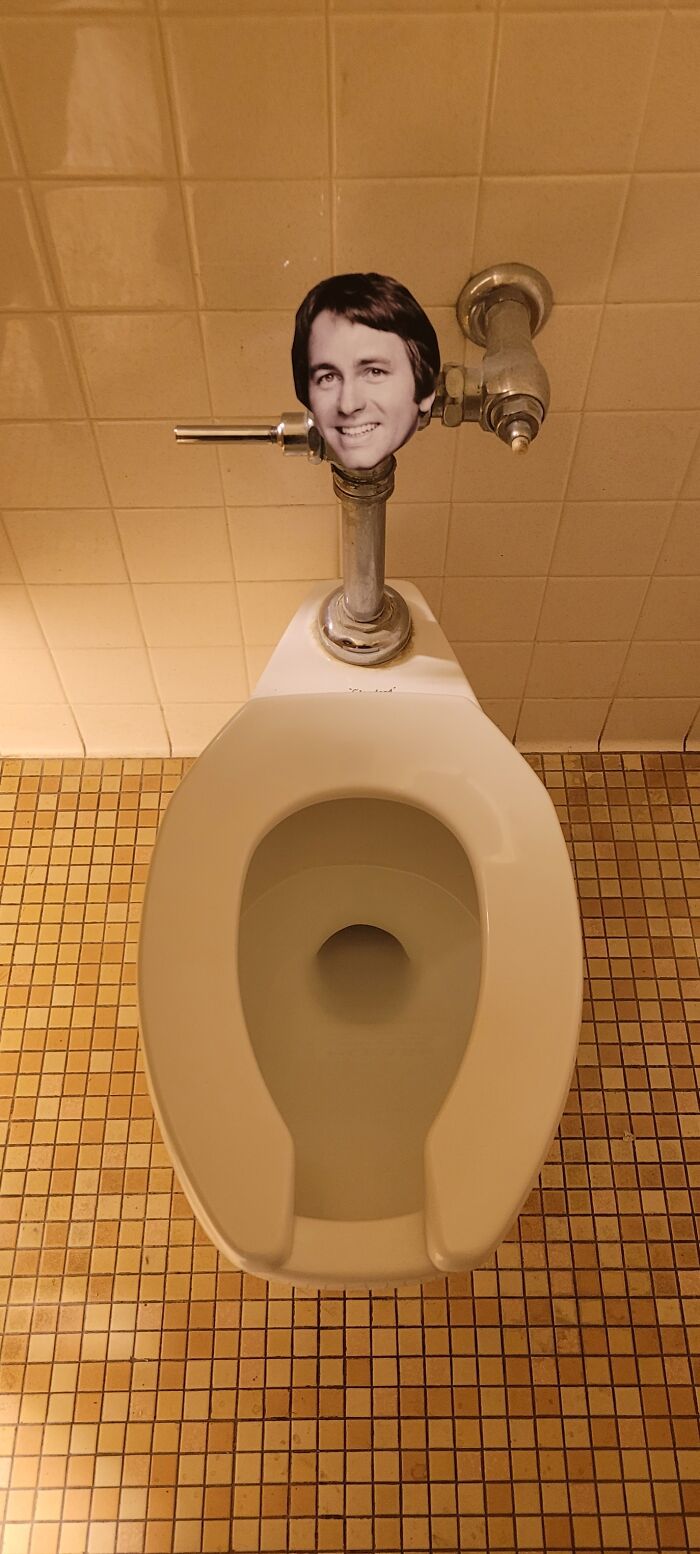 Creepy-Toilets-With-Threatening-Auras-Pics