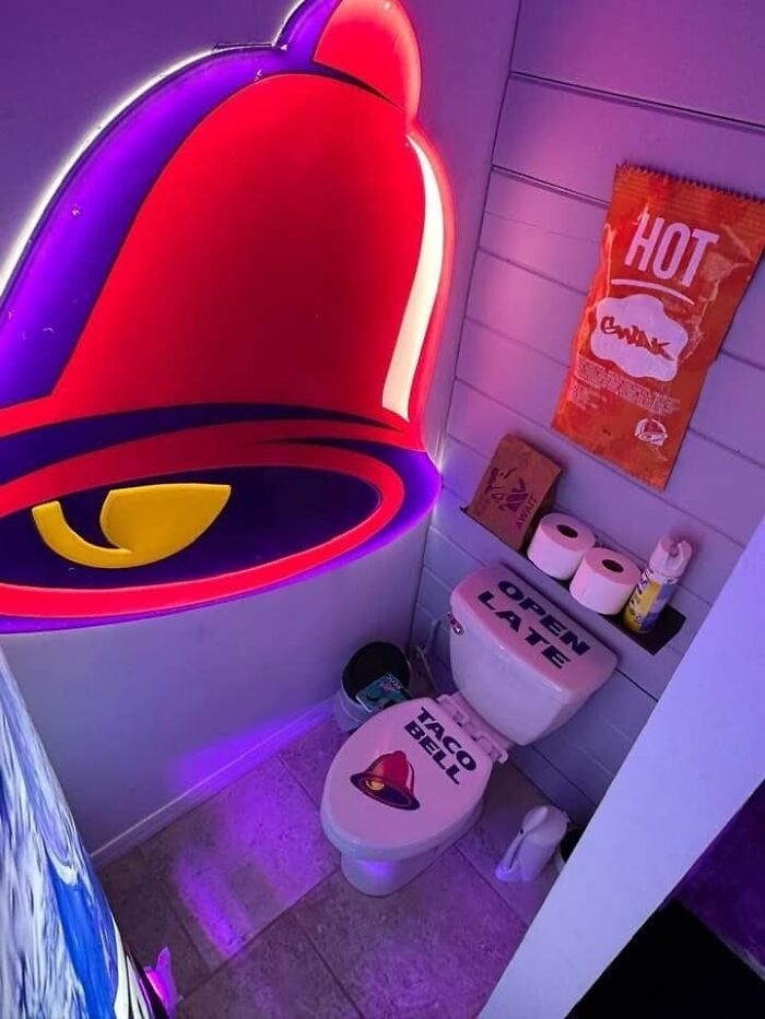 Creepy-Toilets-With-Threatening-Auras-Pics