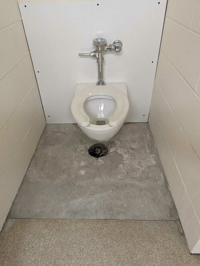 Creepy-Toilets-With-Threatening-Auras-Pics